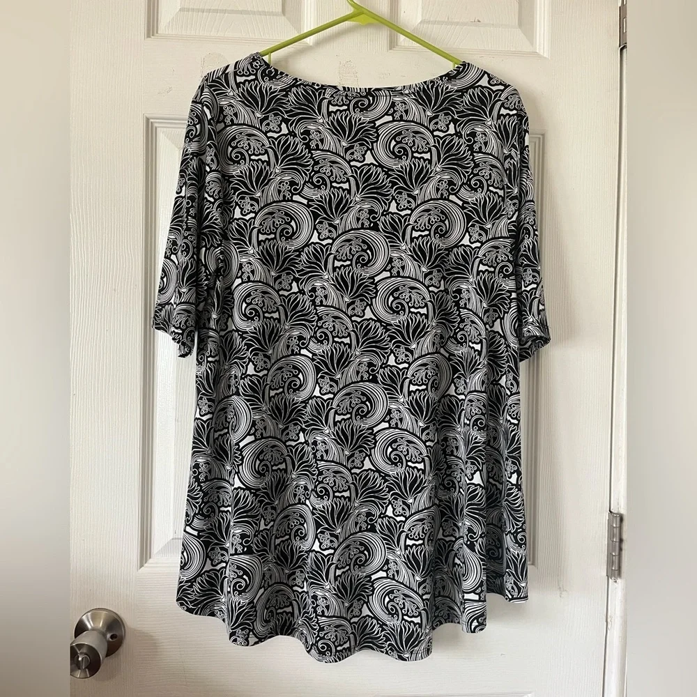 Chico’s Black and White Floral Print Short Sleeve Women’s Top Tunic Sz 2‎